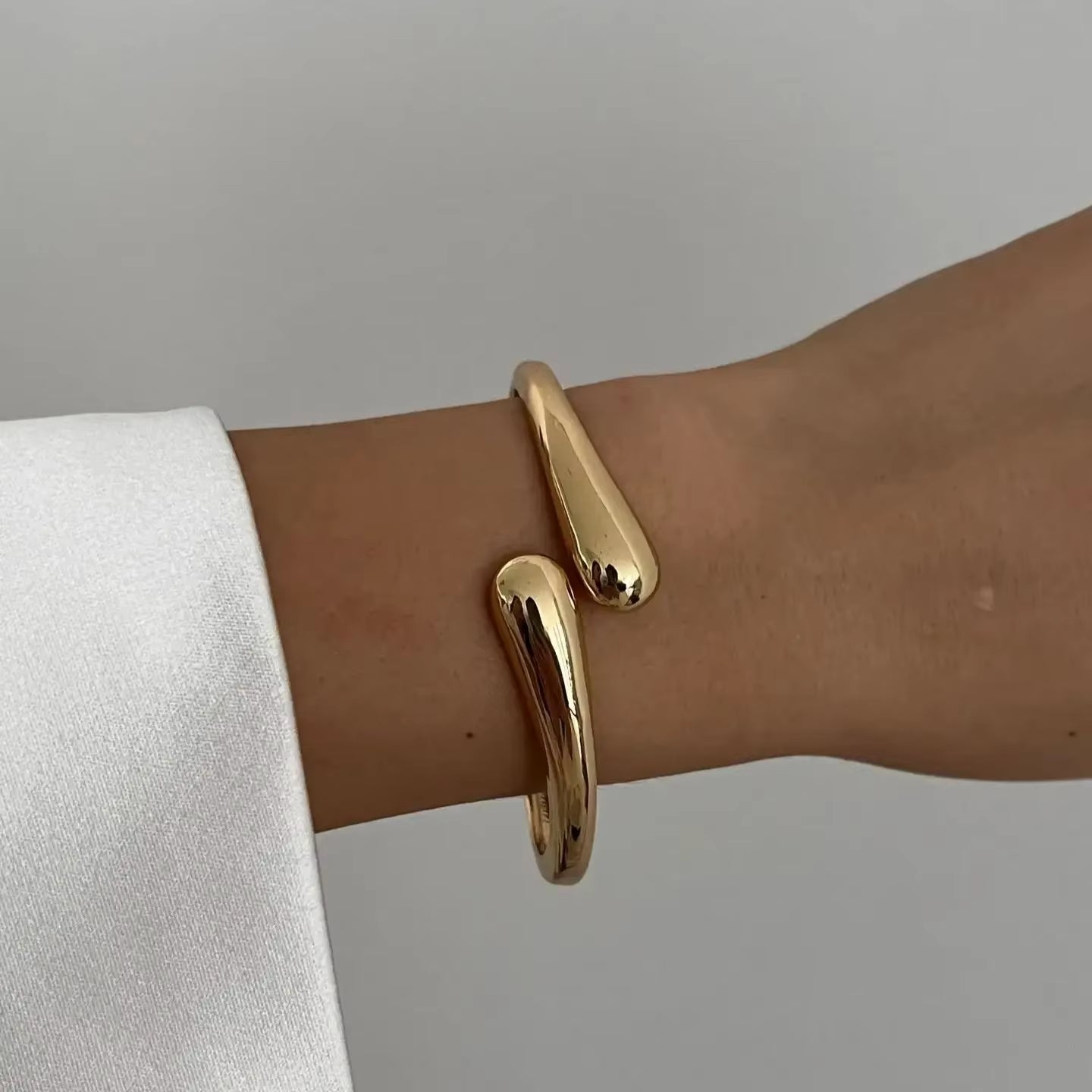 Velora™ Luxe Curve Cuff Bracelet – Minimal Gold & Silver Open Bangle for Women