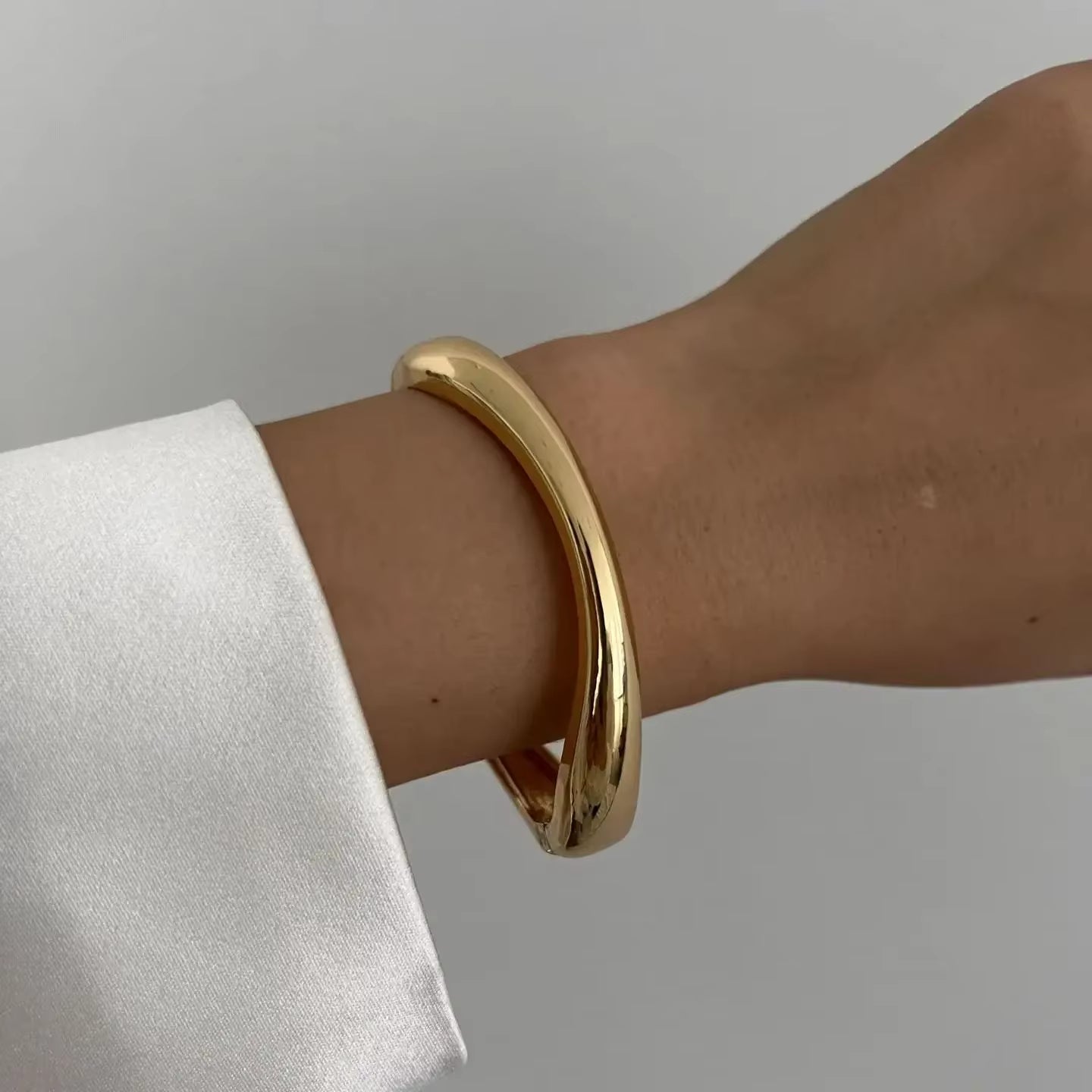 Velora™ Luxe Curve Cuff Bracelet – Minimal Gold & Silver Open Bangle for Women