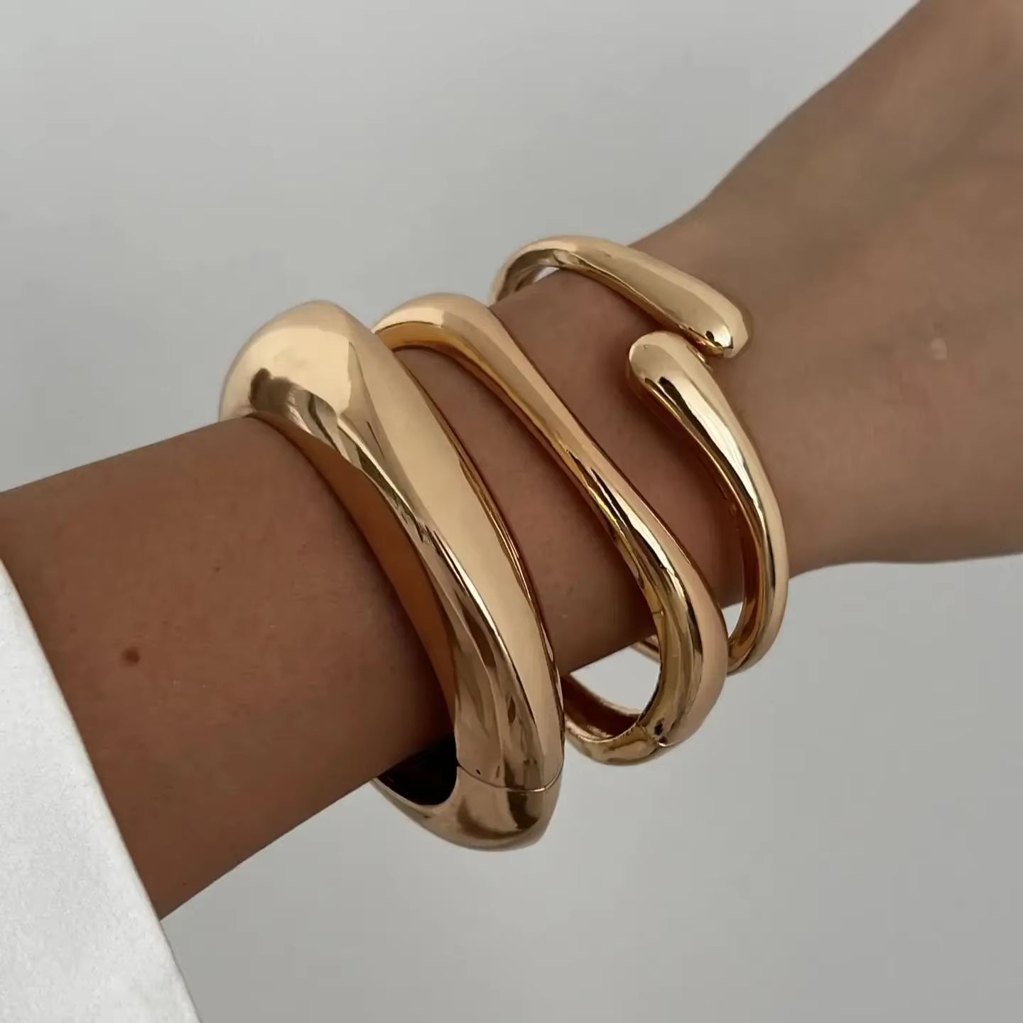 Velora™ Luxe Curve Cuff Bracelet – Minimal Gold & Silver Open Bangle for Women