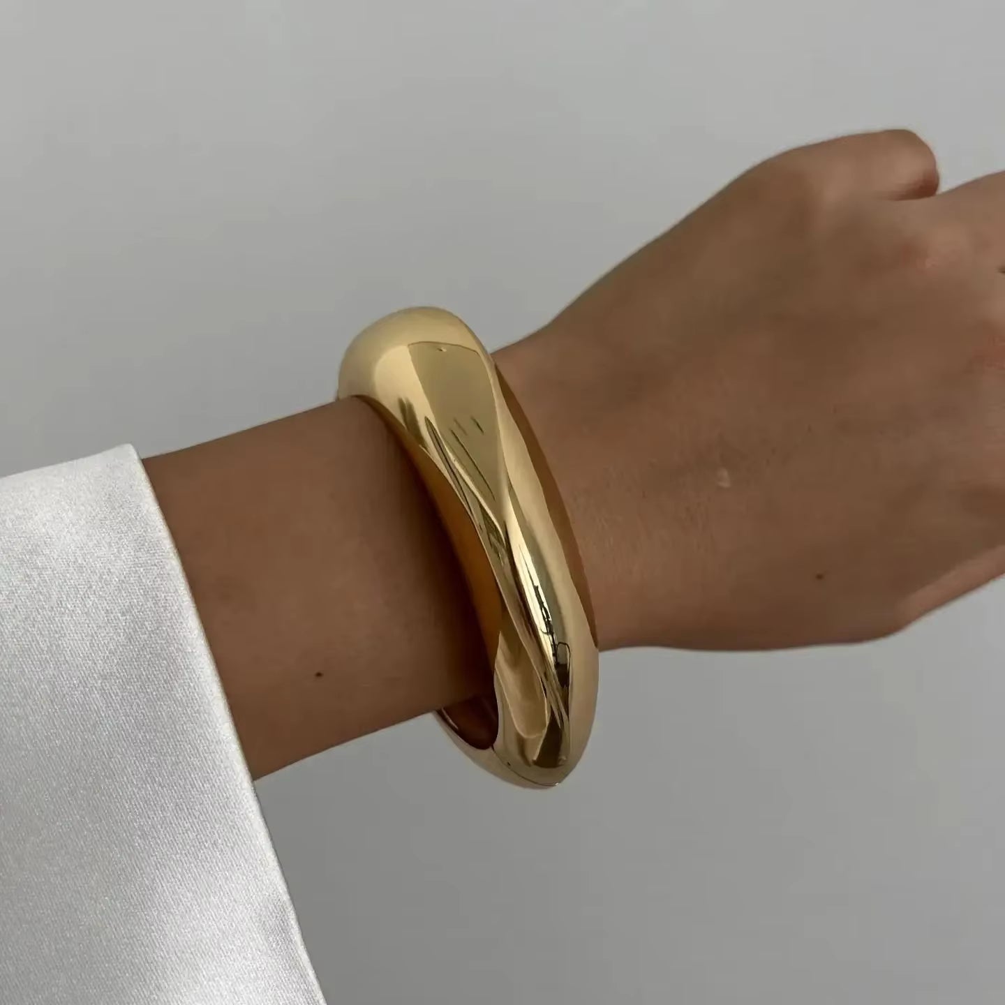 Velora™ Luxe Curve Cuff Bracelet – Minimal Gold & Silver Open Bangle for Women