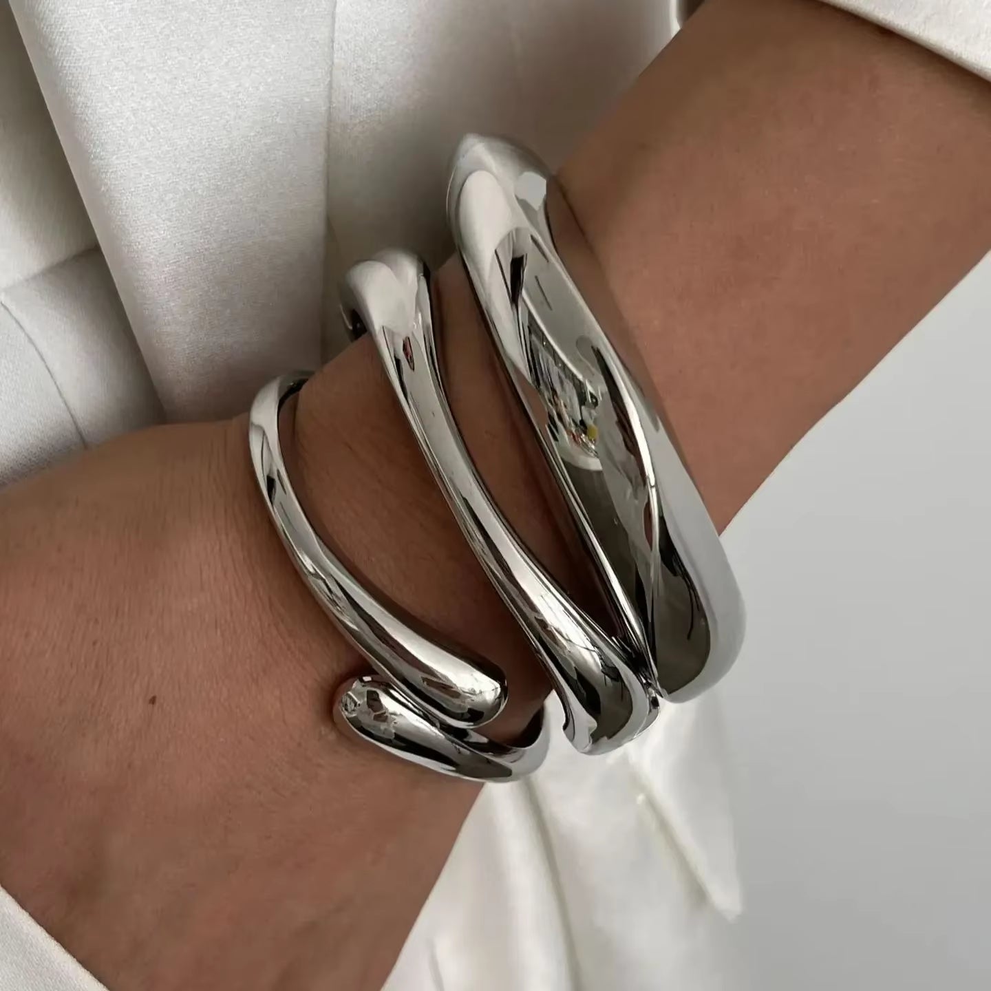 Velora™ Luxe Curve Cuff Bracelet – Minimal Gold & Silver Open Bangle for Women